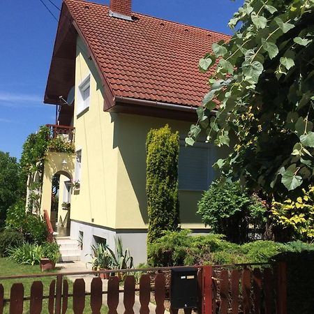 Szalai Vendeghaz Apartment แชร์สเซกโตไม ภายนอก รูปภาพ