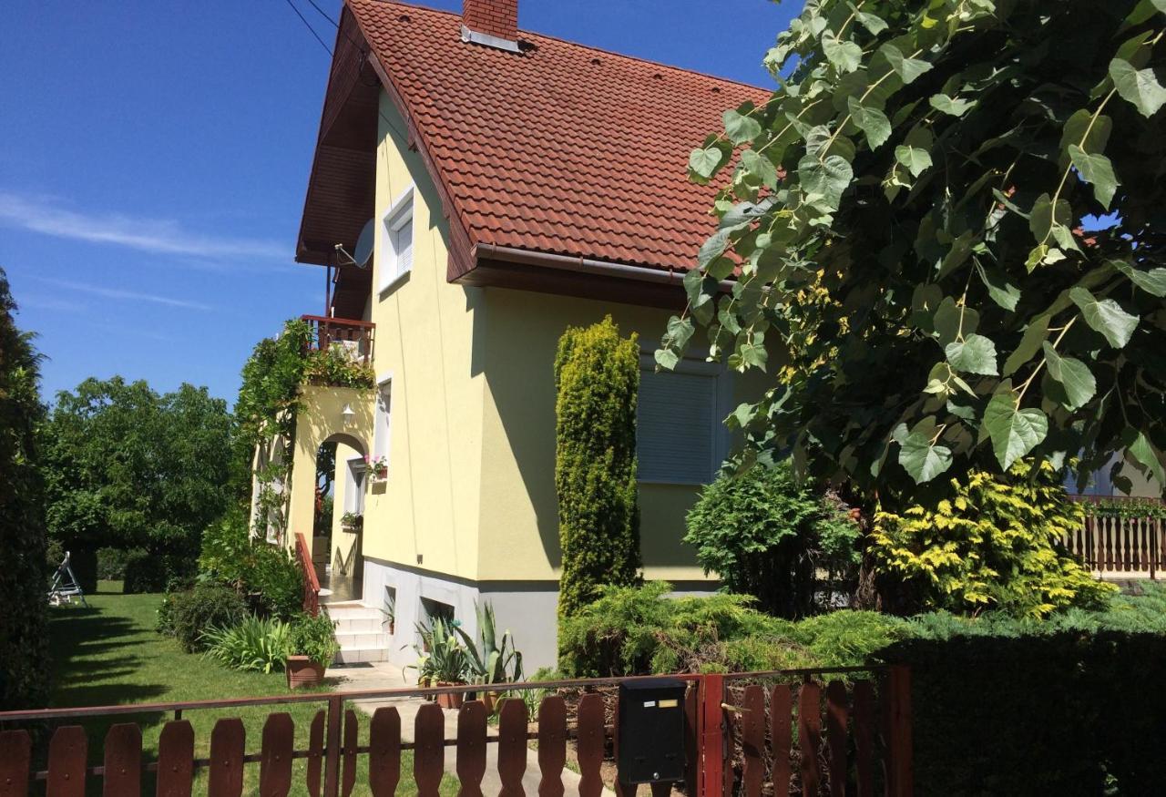Szalai Vendeghaz Apartment แชร์สเซกโตไม ภายนอก รูปภาพ